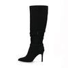Schwarze Stiefel mit Pfennigabsatz und hohem Schaft