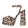 Pumps mit Leoprint und Plateauabsatz