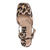 Pumps mit Leoprint und Plateauabsatz