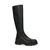 Schwarze Stiefel mit hohem Schaft und markanter Sohle