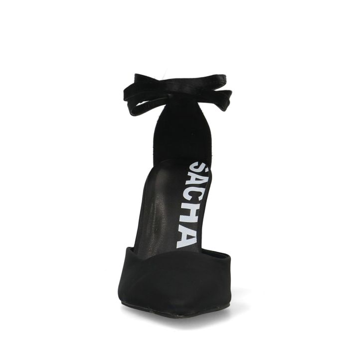 Schwarze Riemchenpumps aus Satin