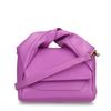 Lilafarbene Handtasche mit gedrehtem Henkel