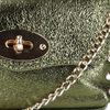 Grüne Metallic-Umhängetasche mit goldfarbener Kette