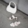 Beigefarbene Handtasche mit Falten-Details