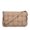 Geflochtene beigefarbene Schultertasche