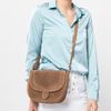 Braune Schultertasche aus Veloursleder