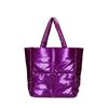 Paarse puffy shopper met lak look